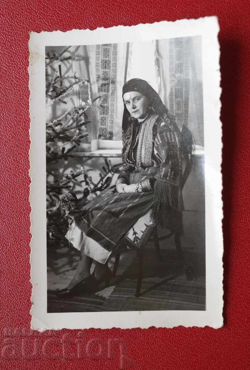 Costum popular tradițional Gr. Lom