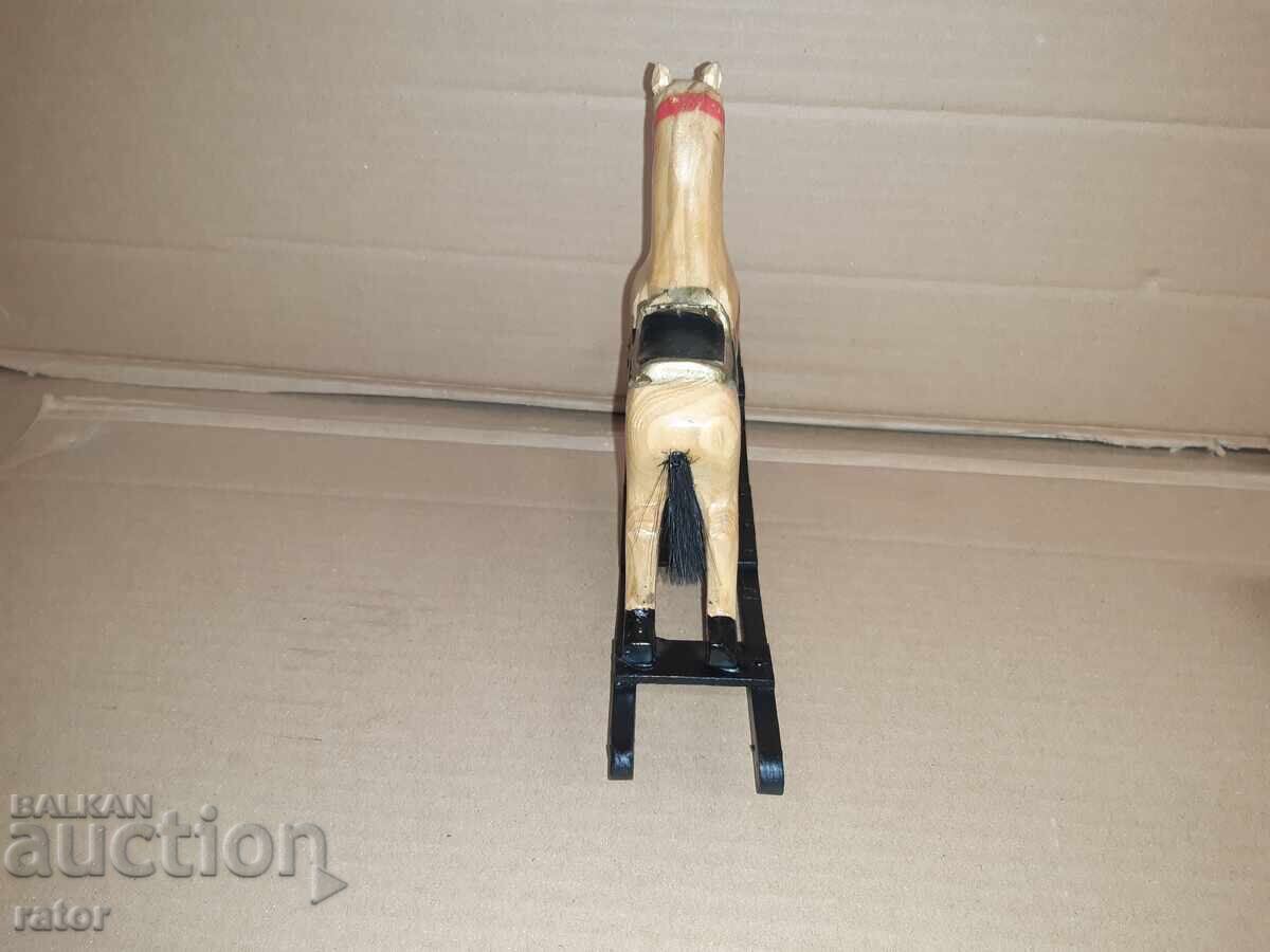 Παράδοση Παλιό ξύλινο κουνιστό αλογάκι, παιχνίδι