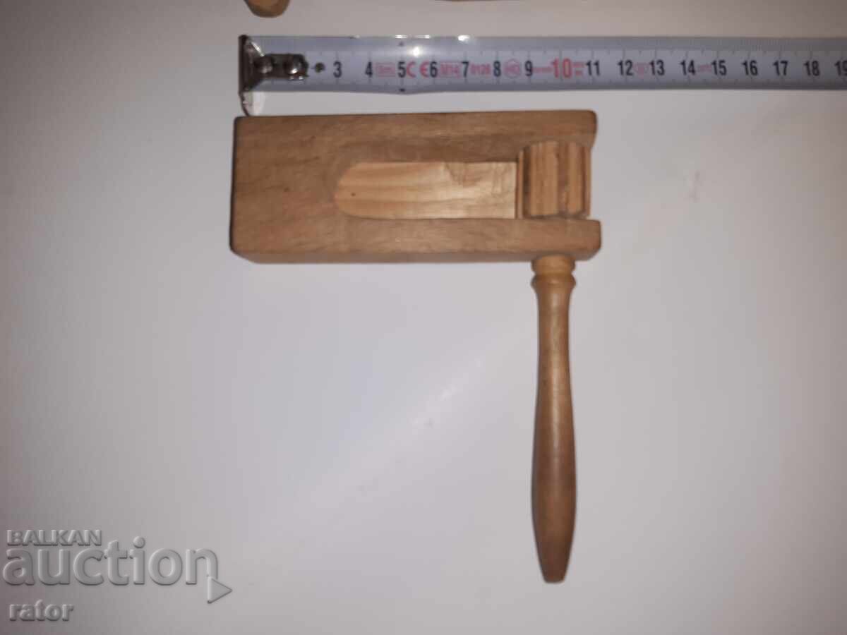 Licitație Vechi clopoțel și roată - suveniruri Licitație Vechi clopoțel și roată - suveniruri