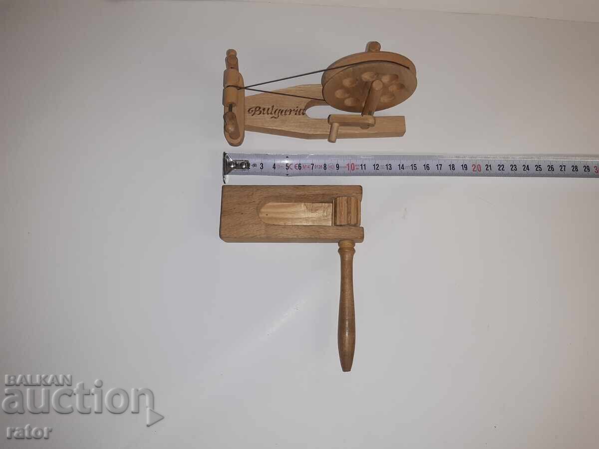 Vechi clopoțel și roată - suveniruri Vechi clopoțel și roată - suveniruri