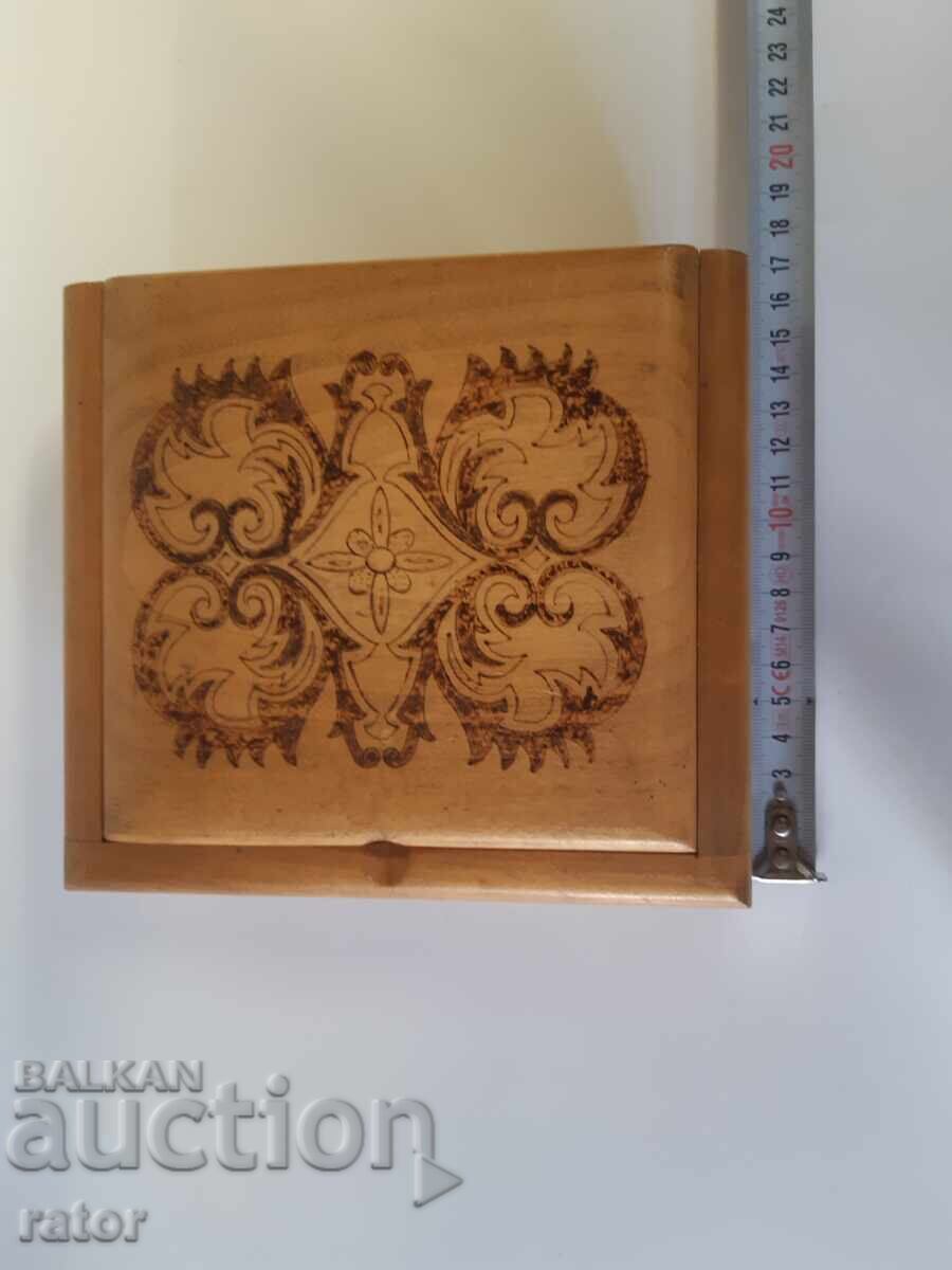 Παλιό ξύλινο, ενδιαφέρον κουτί για κοσμήματα με τιμή € 5.99 | 11.72 BGN