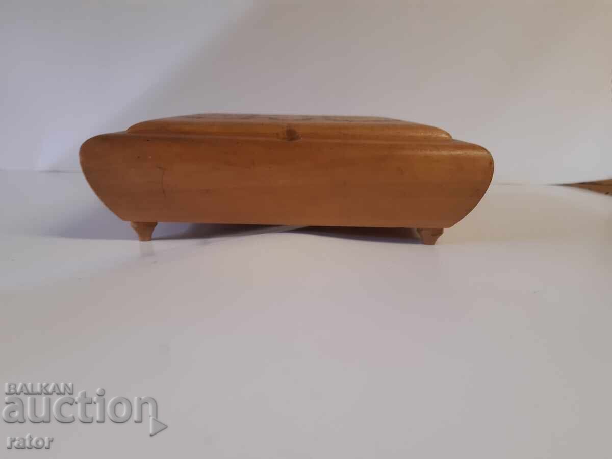 Δημοπρασία Παλιό ξύλινο, ενδιαφέρον κουτί για κοσμήματα