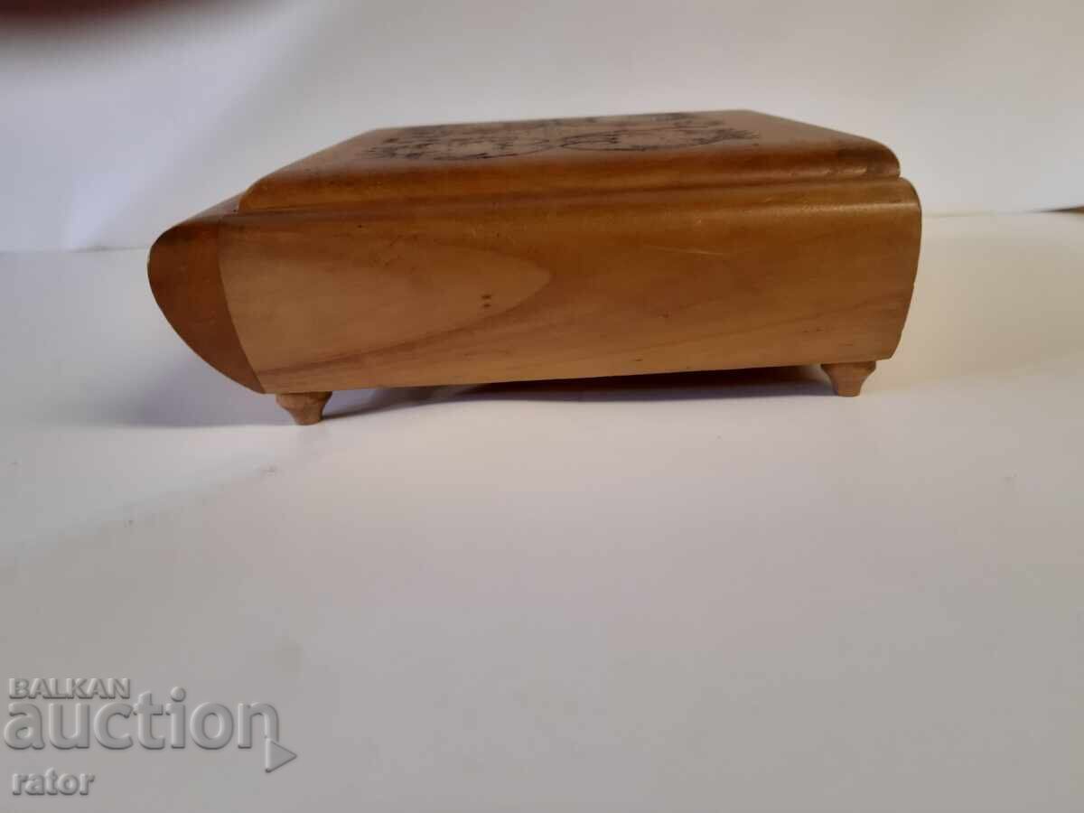 Παράδοση Παλιό ξύλινο, ενδιαφέρον κουτί για κοσμήματα