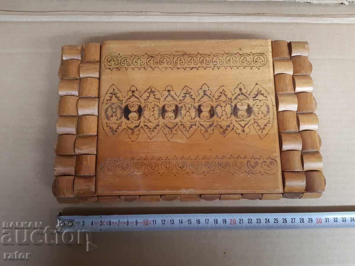 Παλιό ξύλινο, ενδιαφέρον κουτί για κοσμήματα με τιμή 18.99 BGN | € 9.71