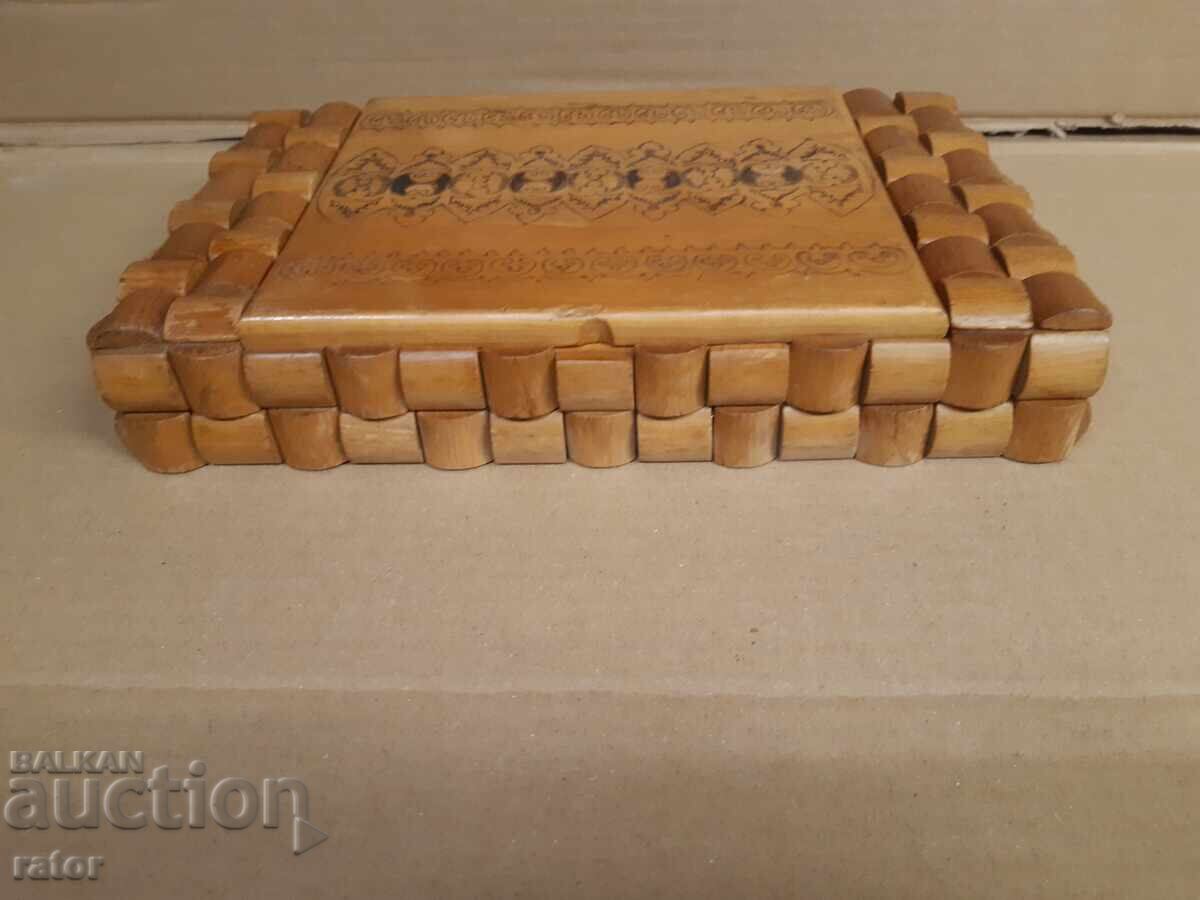 Δημοπρασία Παλιό ξύλινο, ενδιαφέρον κουτί για κοσμήματα