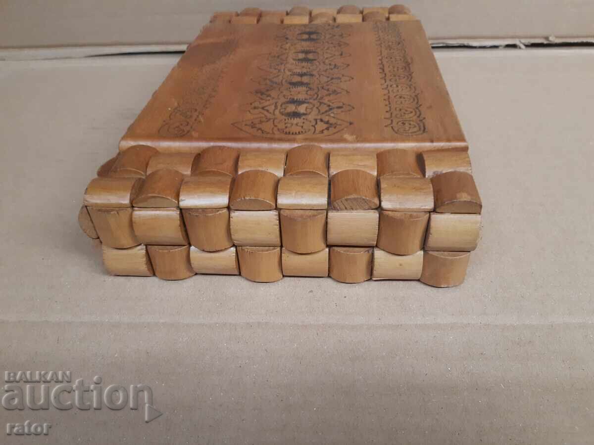 Παράδοση Παλιό ξύλινο, ενδιαφέρον κουτί για κοσμήματα