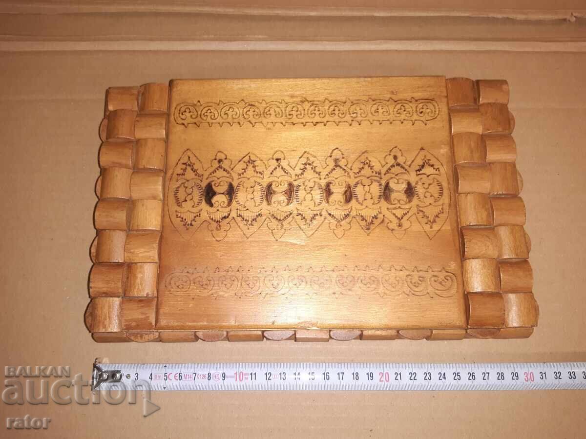 Παλιό ξύλινο, ενδιαφέρον κουτί για κοσμήματα