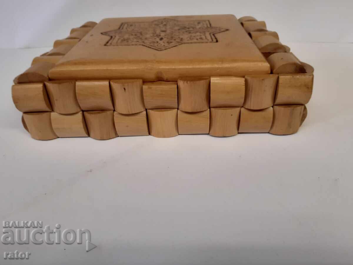 Παλιό ξύλινο, ενδιαφέρον κουτί για κοσμήματα με τιμή 8.99 BGN | € 4.60