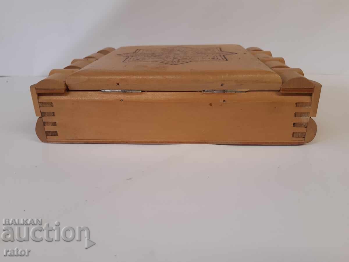 Παράδοση Παλιό ξύλινο, ενδιαφέρον κουτί για κοσμήματα