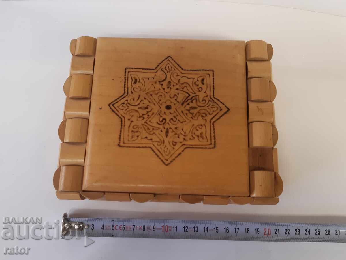 Παλιό ξύλινο, ενδιαφέρον κουτί για κοσμήματα