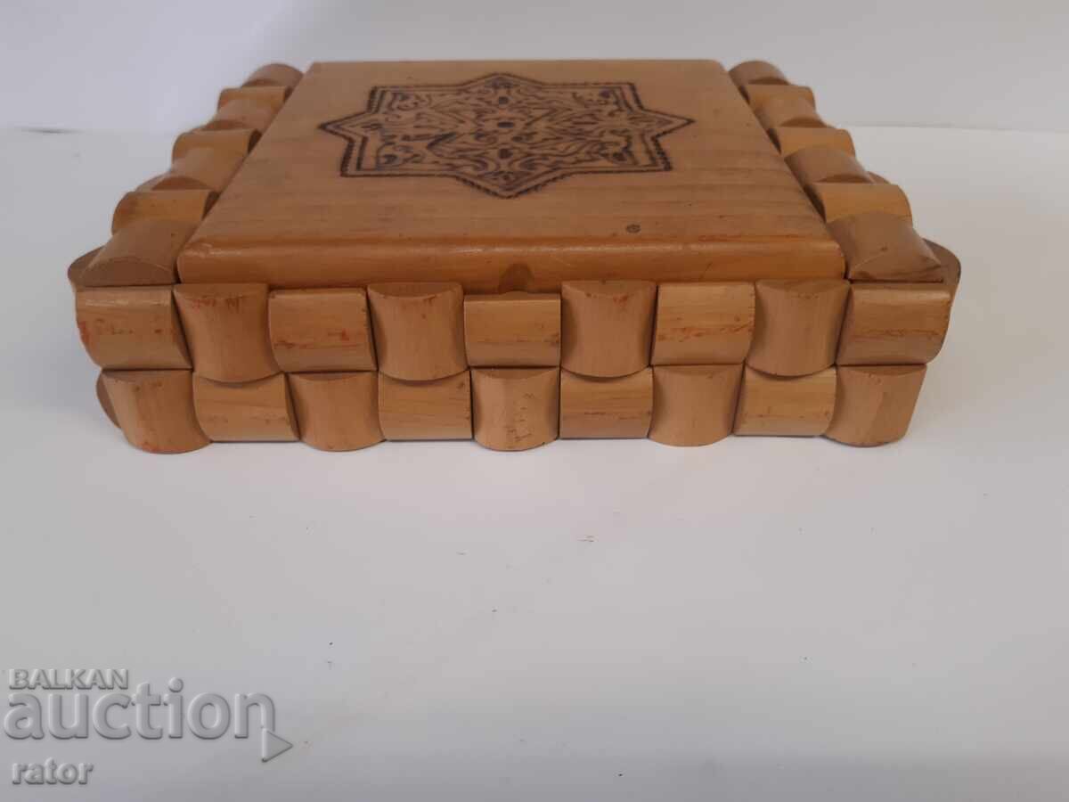 Стара дървена интересна кутия за бижута с цена 13.99 лв. | € 7.15