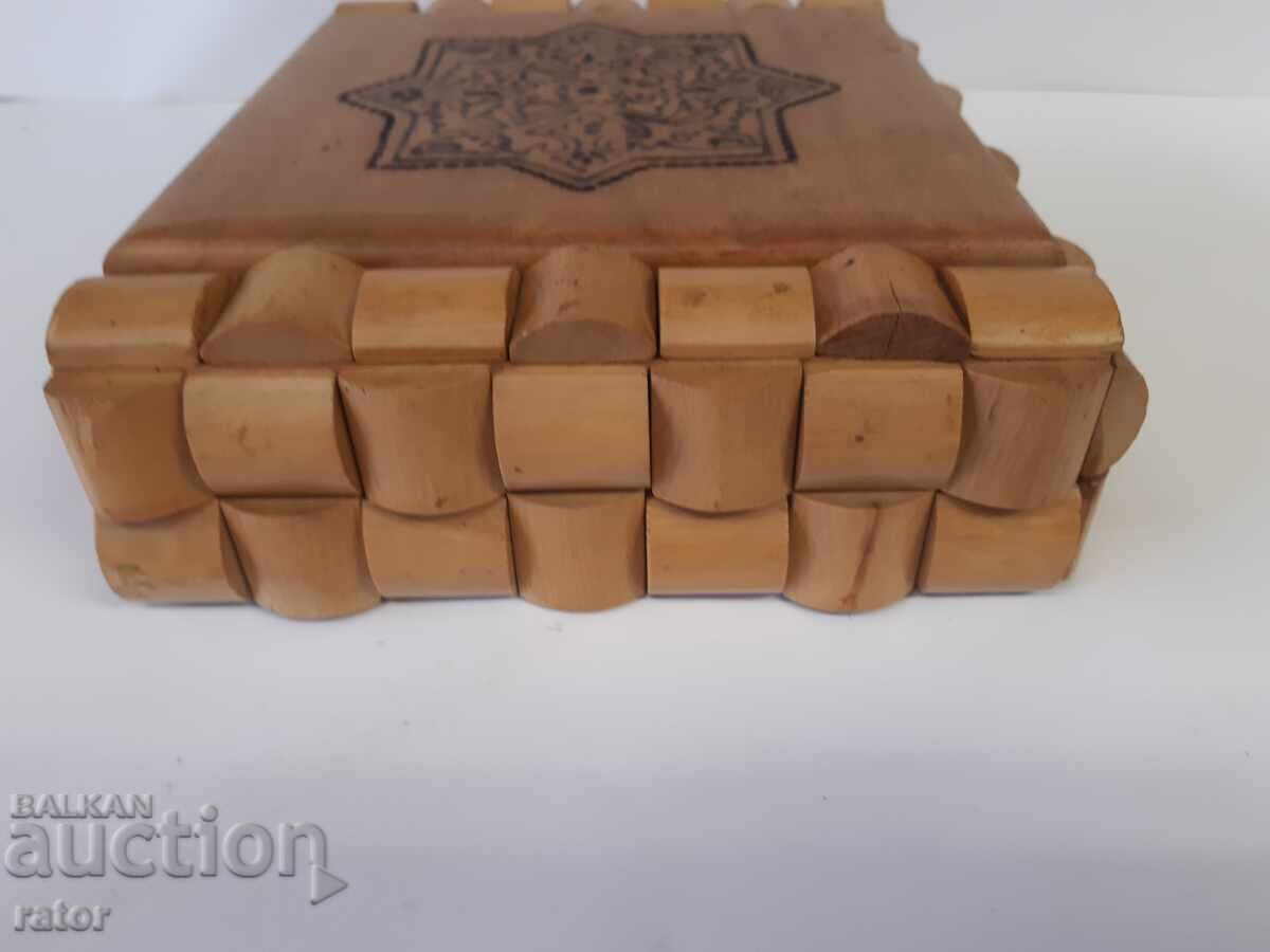 Доставка на Стара дървена интересна кутия за бижута