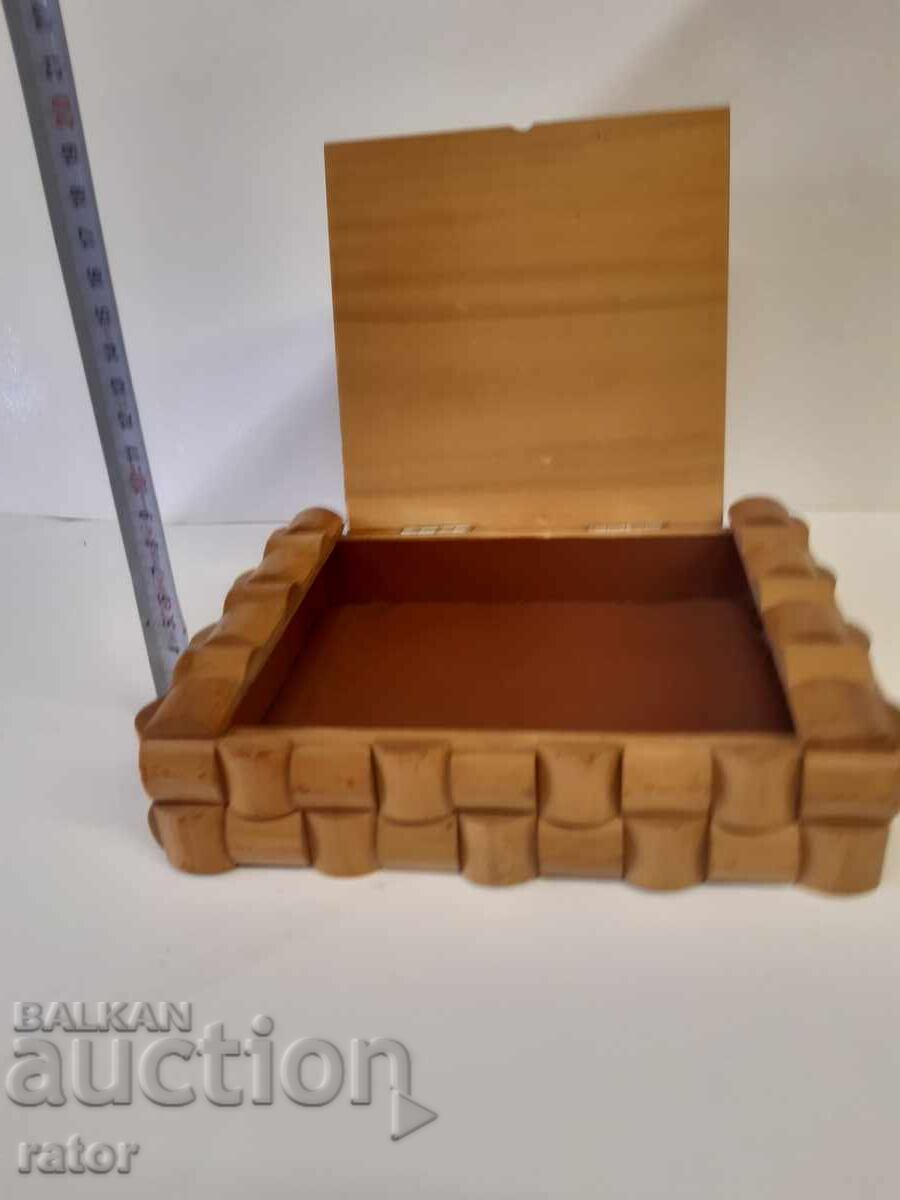 Стара дървена интересна кутия за бижута - 7