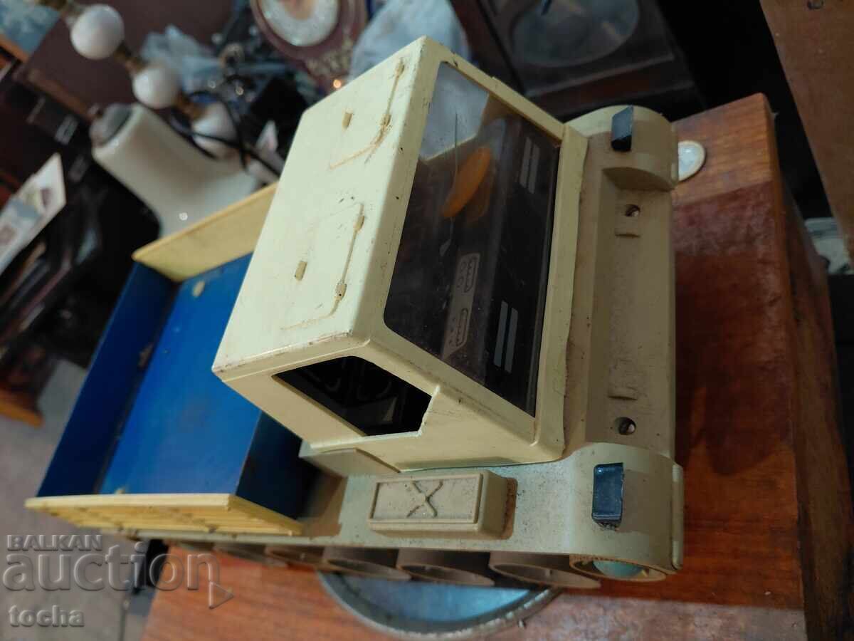 Jucărie veche, mașină pe șenile, vehicul off-road. BZC cu preț 15.00 BGN | € 7.67 Jucărie veche, mașină pe șenile, vehicul off-road. BZC cu preț 15.00 BGN | € 7.67