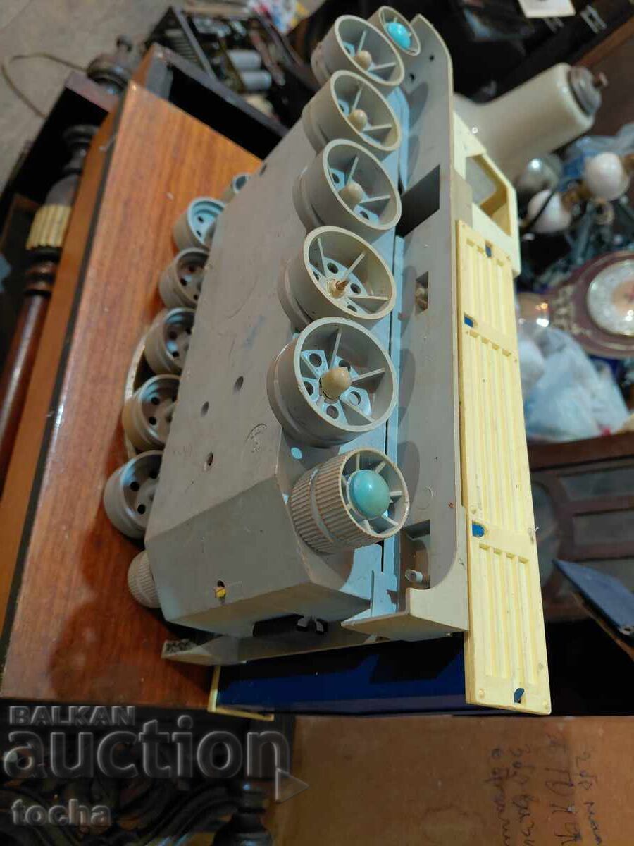 Livrarea Jucărie veche, mașină pe șenile, vehicul off-road. BZC Livrarea Jucărie veche, mașină pe șenile, vehicul off-road. BZC