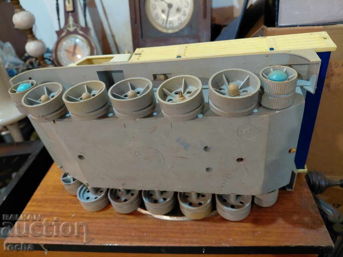 Jucărie veche, mașină pe șenile, vehicul off-road. BZC - 5 Jucărie veche, mașină pe șenile, vehicul off-road. BZC - 5