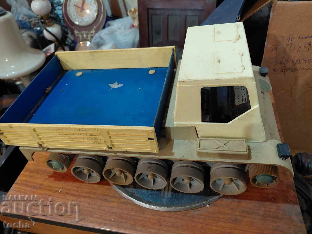 Jucărie veche, mașină pe șenile, vehicul off-road. BZC Jucărie veche, mașină pe șenile, vehicul off-road. BZC