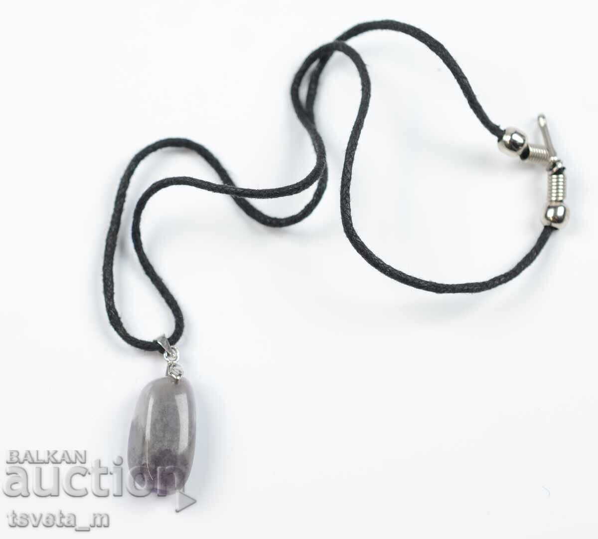 Παράδοση Κολιέ με μενταγιόν από φυσικό πέτρωμα