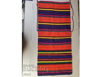 Αυθεντική όμορφη ποδιά, παραδοσιακή φορεσιά. Ανθεκτική