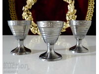 Калаени чаши на столче,за ракия,ликьор.