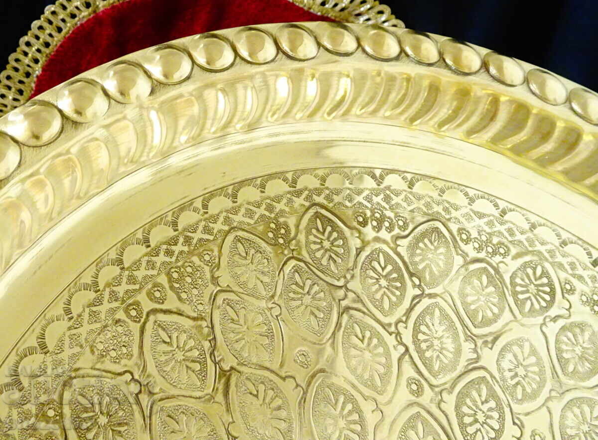 Χάλκινος δίσκος 35 εκ., 500 γρ., πλούσια διακόσμηση με τιμή 56.00 BGN | € 28.63