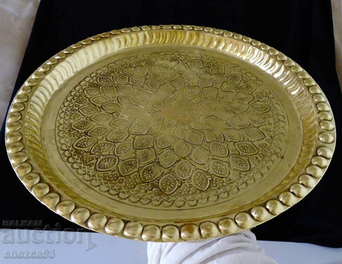 Παράδοση Χάλκινος δίσκος 35 εκ., 500 γρ., πλούσια διακόσμηση