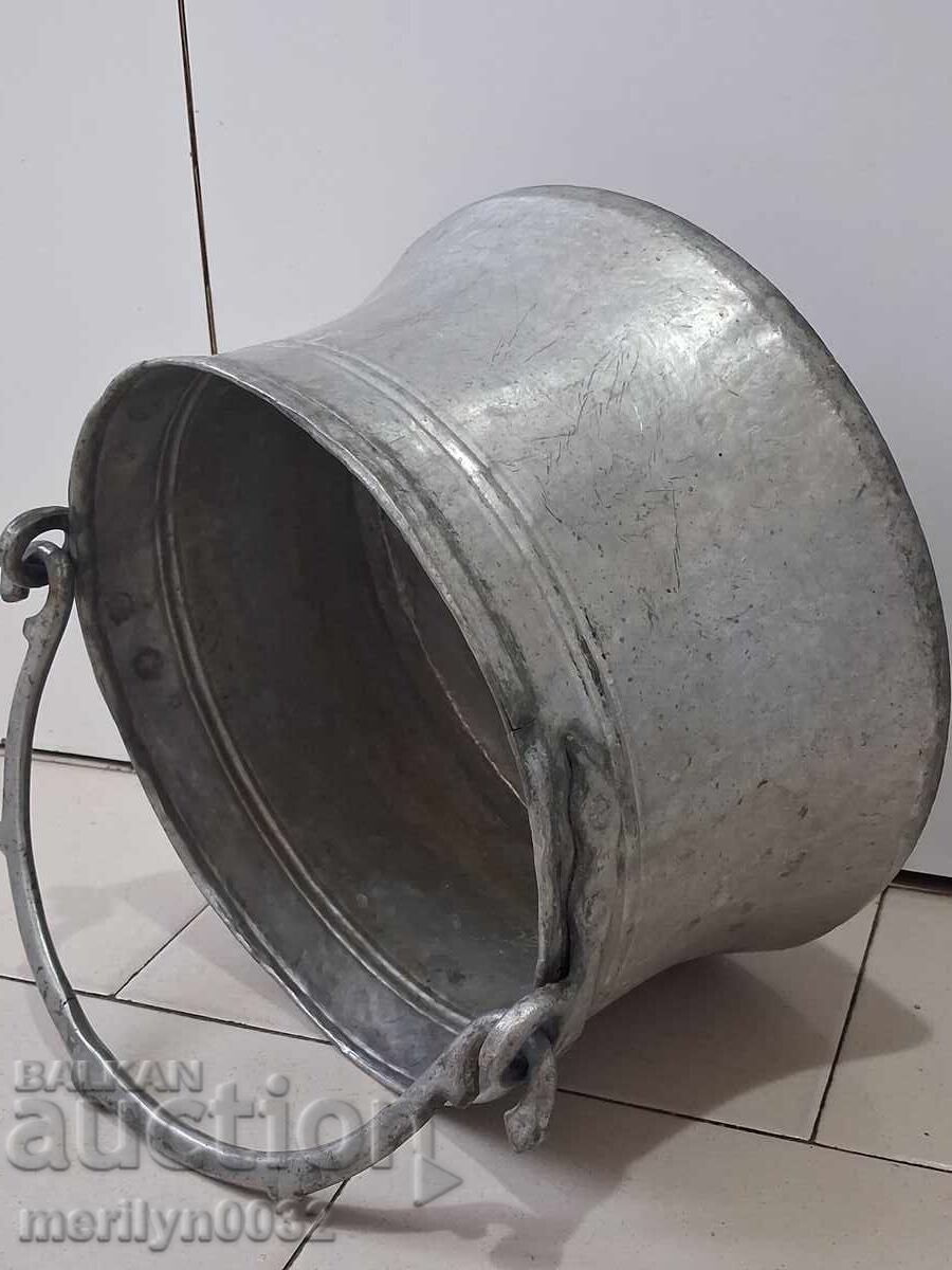 Livrarea Monedă conservată, ceaun, cupru, vas de cupru Livrarea Monedă conservată, ceaun, cupru, vas de cupru