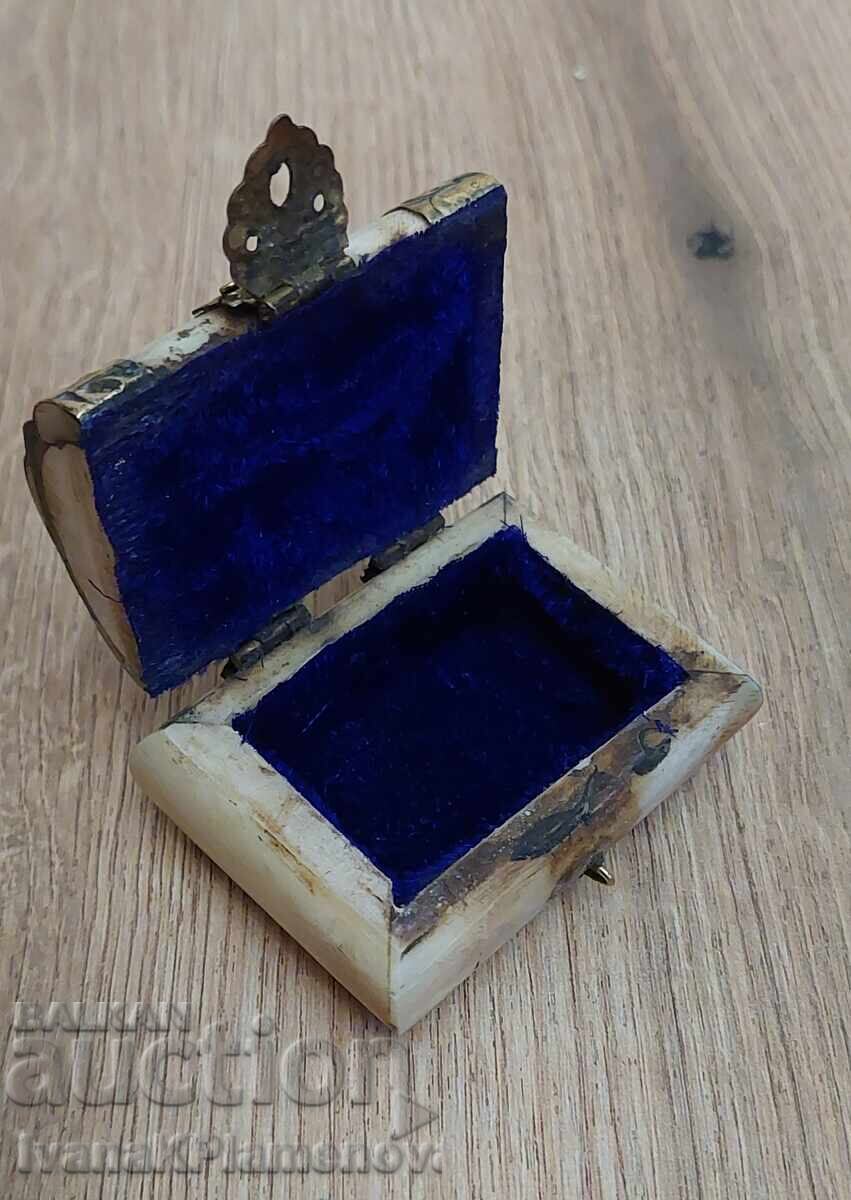 Auction  Bone box for connoisseurs