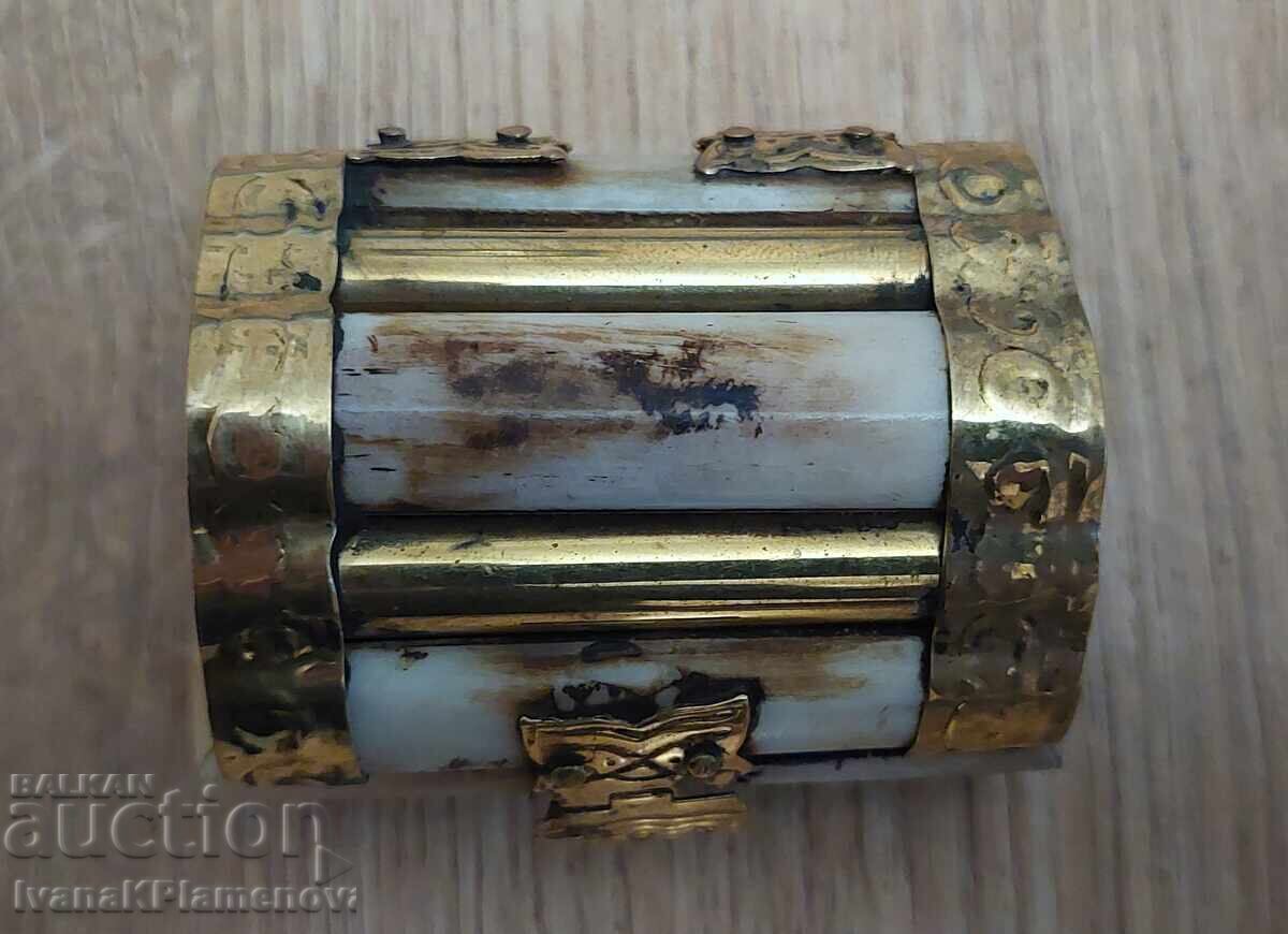 Delivery of Bone box for connoisseurs