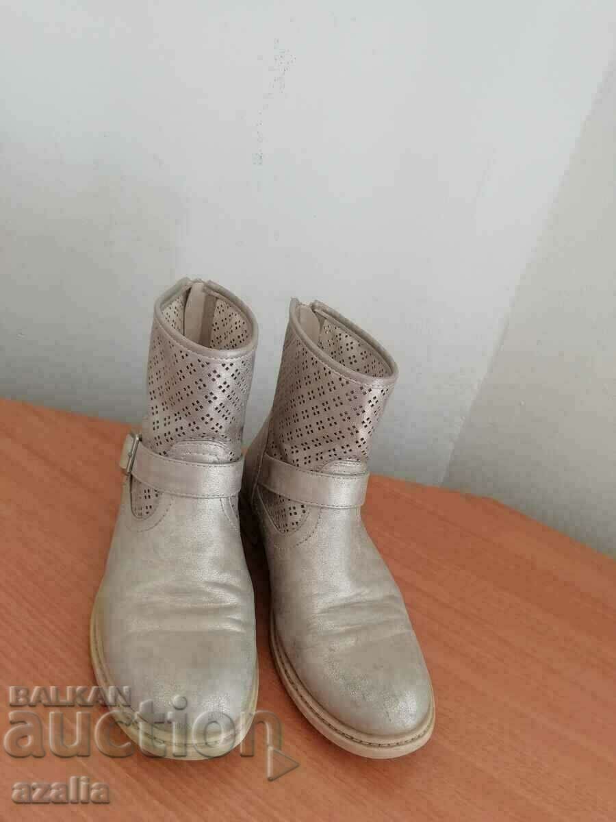 Auction  Boots in gold, 35 number