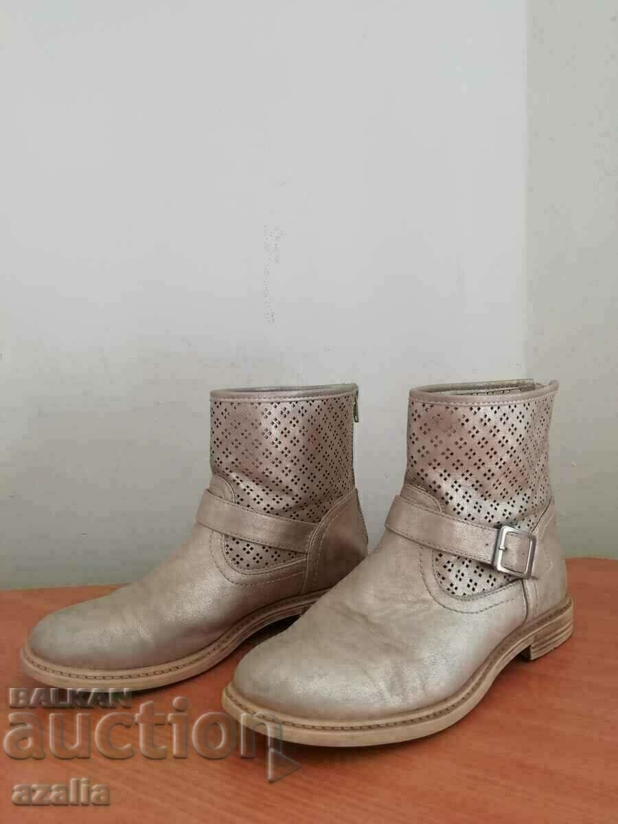Delivery of Boots in gold, 35 number