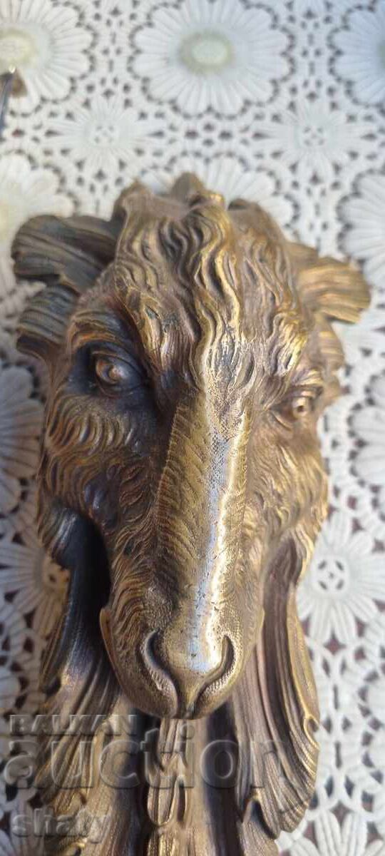 Auction  Bronze sculpture. Massive figure