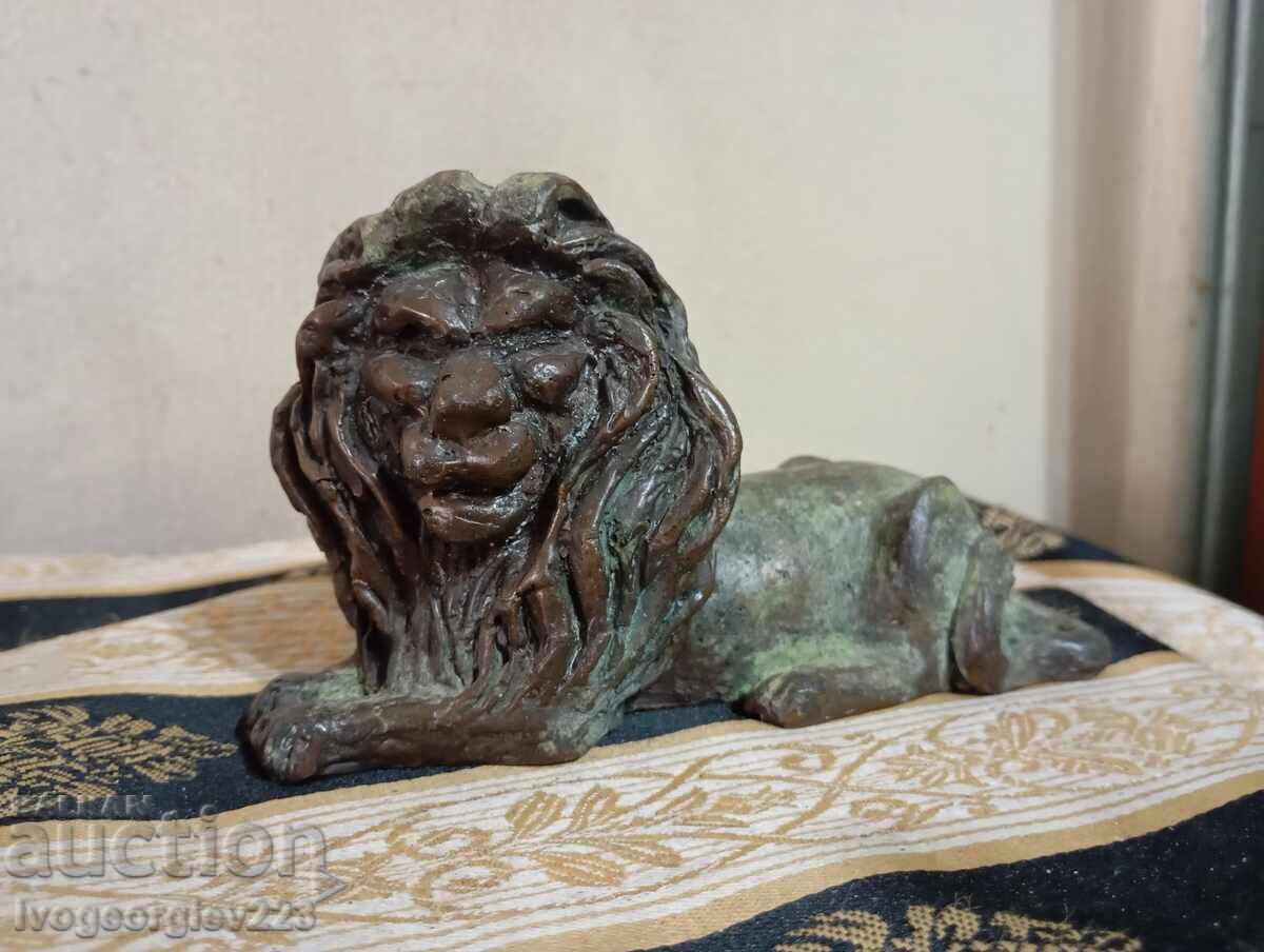 Стара статуетка,надстройка лъв