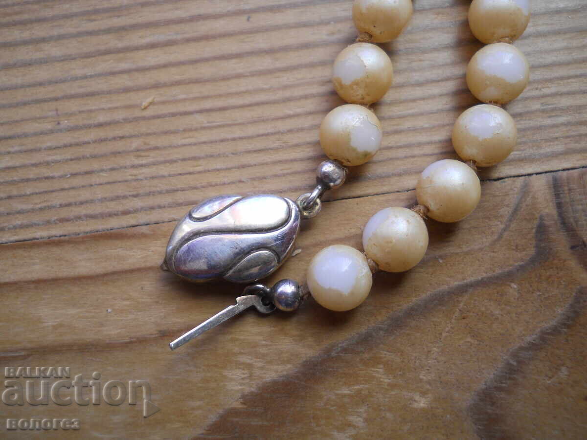 Auction Pearl necklace with a silver clasp Auction Pearl necklace with a silver clasp
