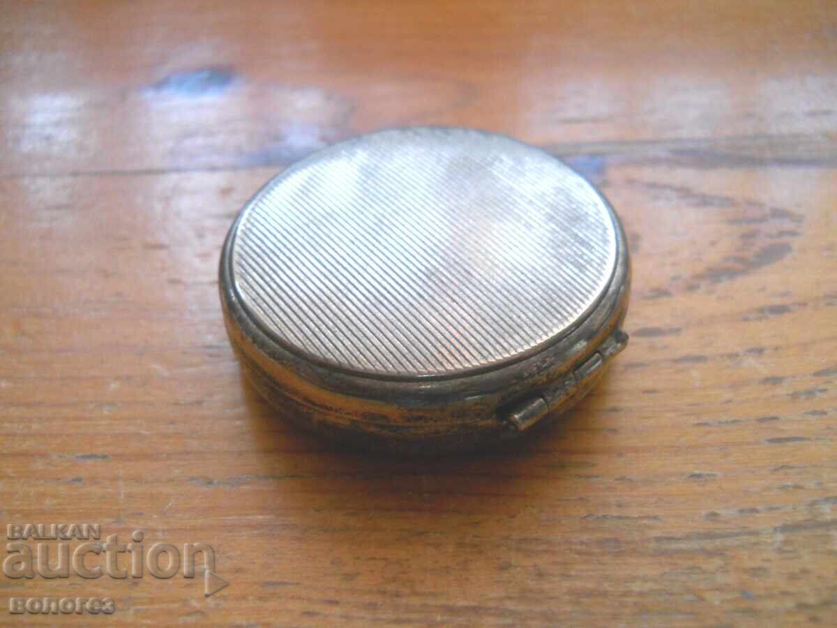 Παλιά μεταλλική θήκη πούδρας με τιμή 25.00 BGN | € 12.78