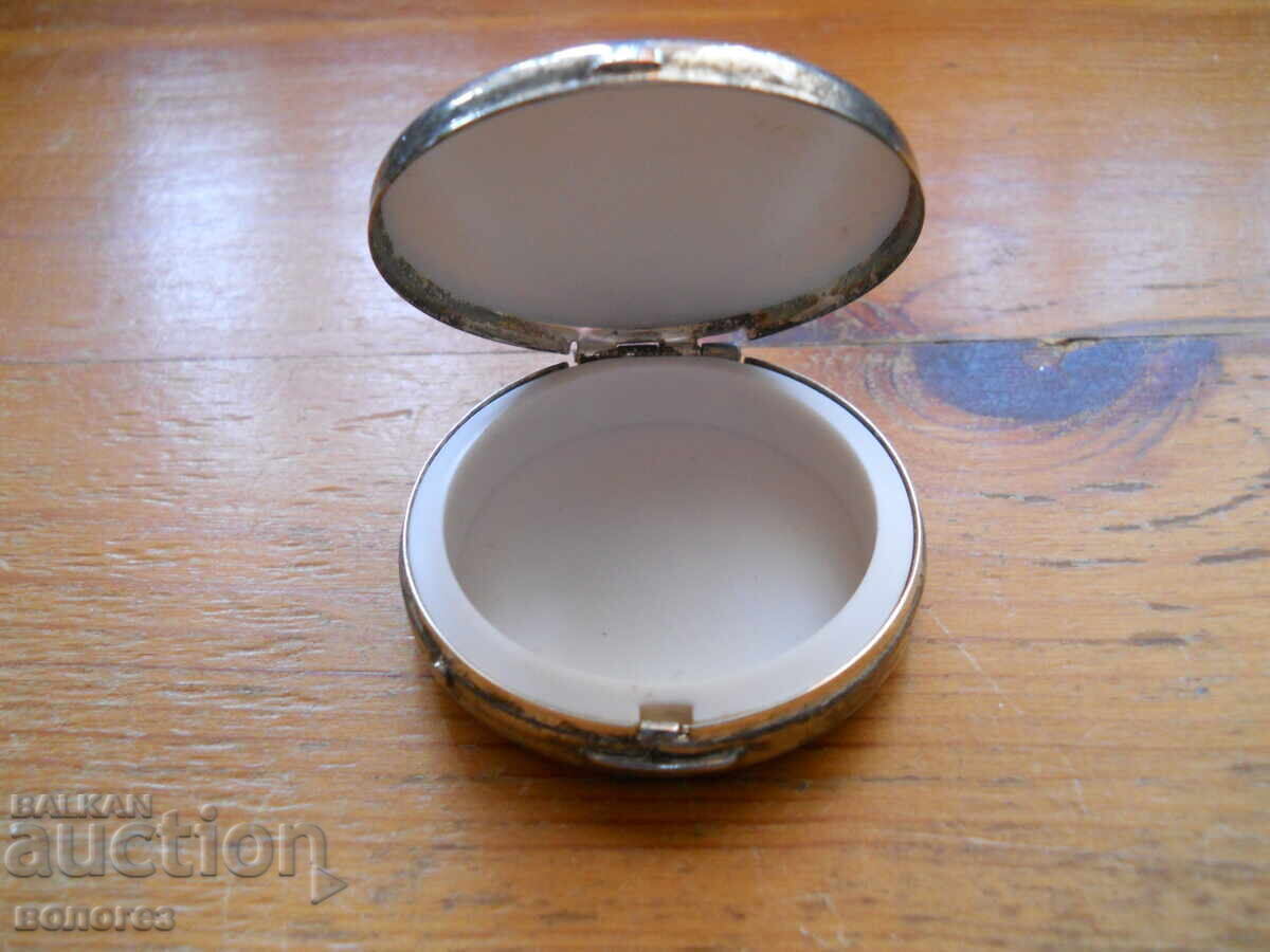 Δημοπρασία Παλιά μεταλλική θήκη πούδρας