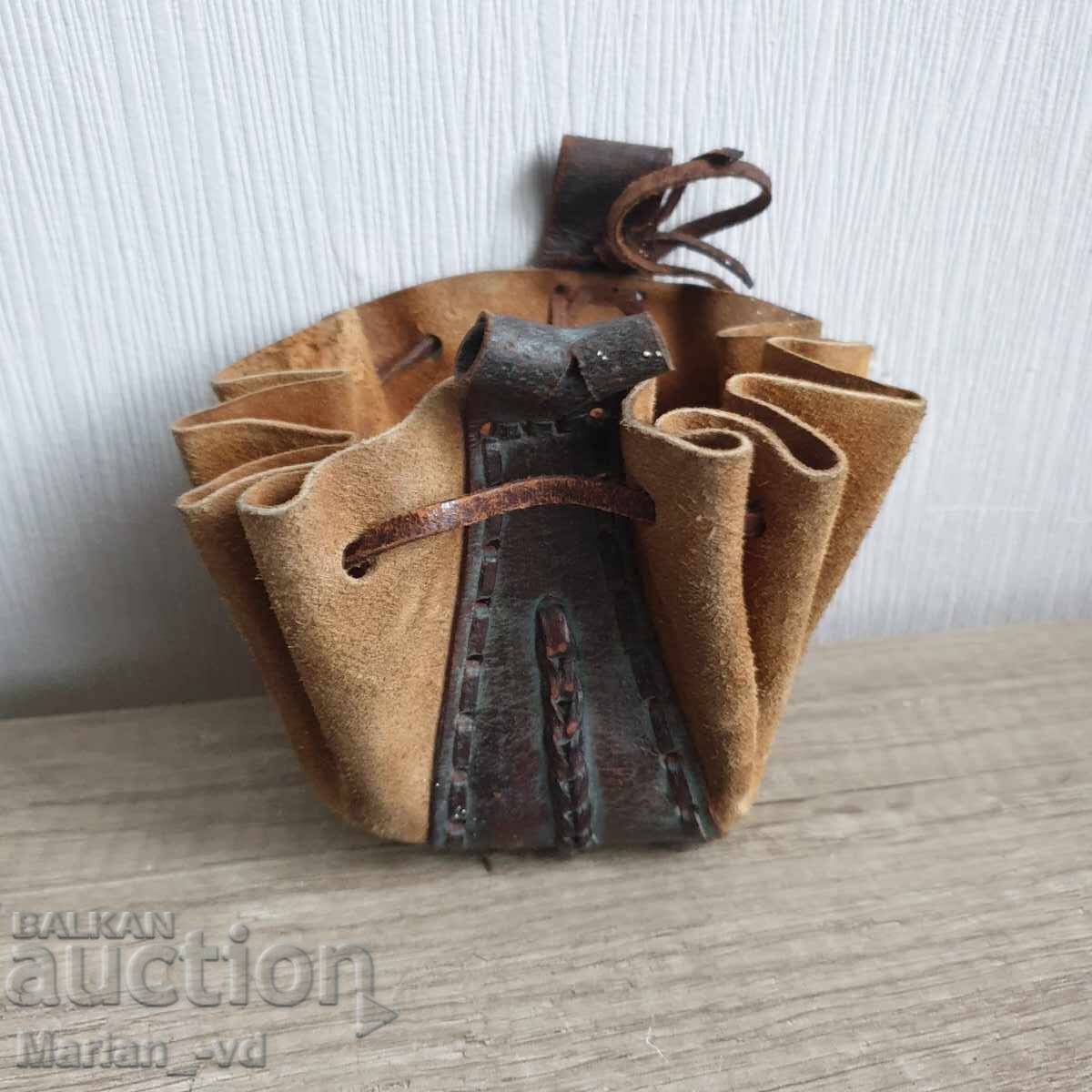 Παράδοση Παλιό πουγκί από φυσικό δέρμα