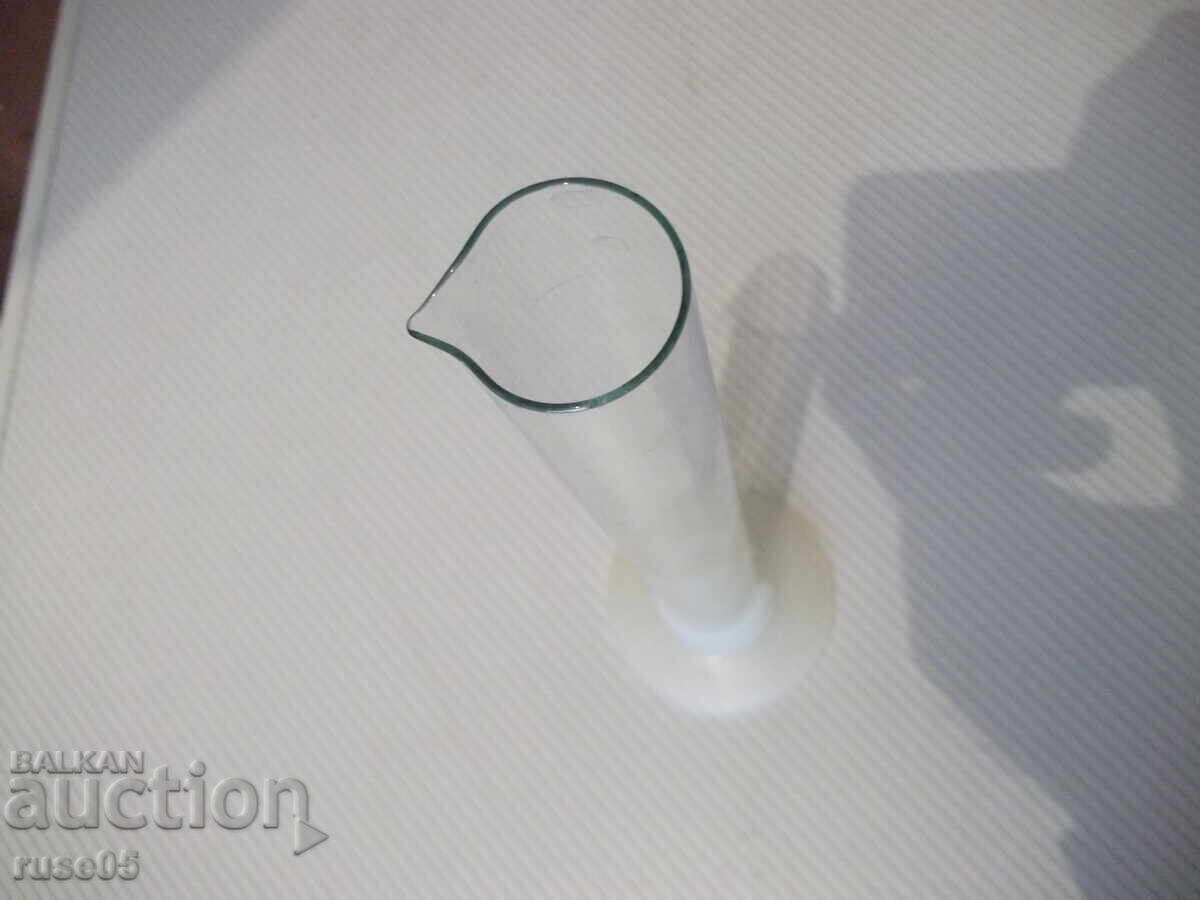 Menzura cilindrică de sticlă cu suport cu preț 5.00 BGN | € 2.56