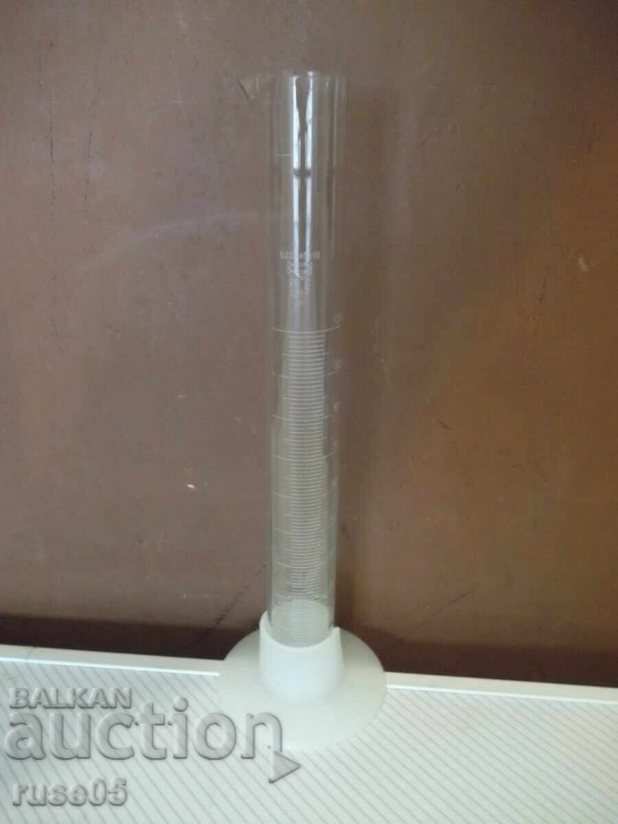 Menzura cilindrică de sticlă cu suport