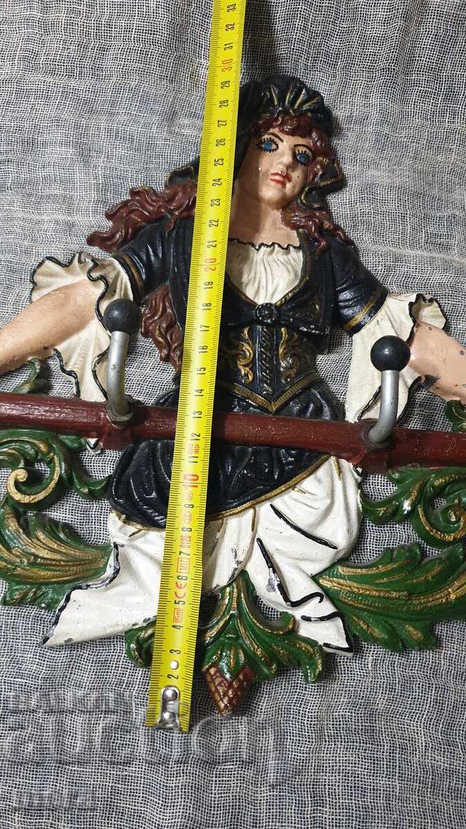 Аукцион Метална винтидж закачалка Аукцион Метална винтидж закачалка