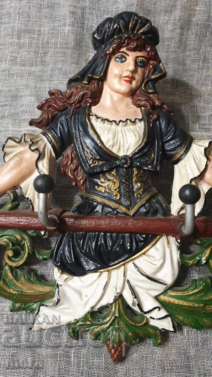 Доставка на Метална винтидж закачалка Доставка на Метална винтидж закачалка