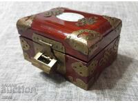 Bijuterie frumoasă din lemn exotic și feronerie bogată