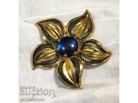 Broșă vintage cu floare, metal placat cu aur, piatră naturală, anii '70