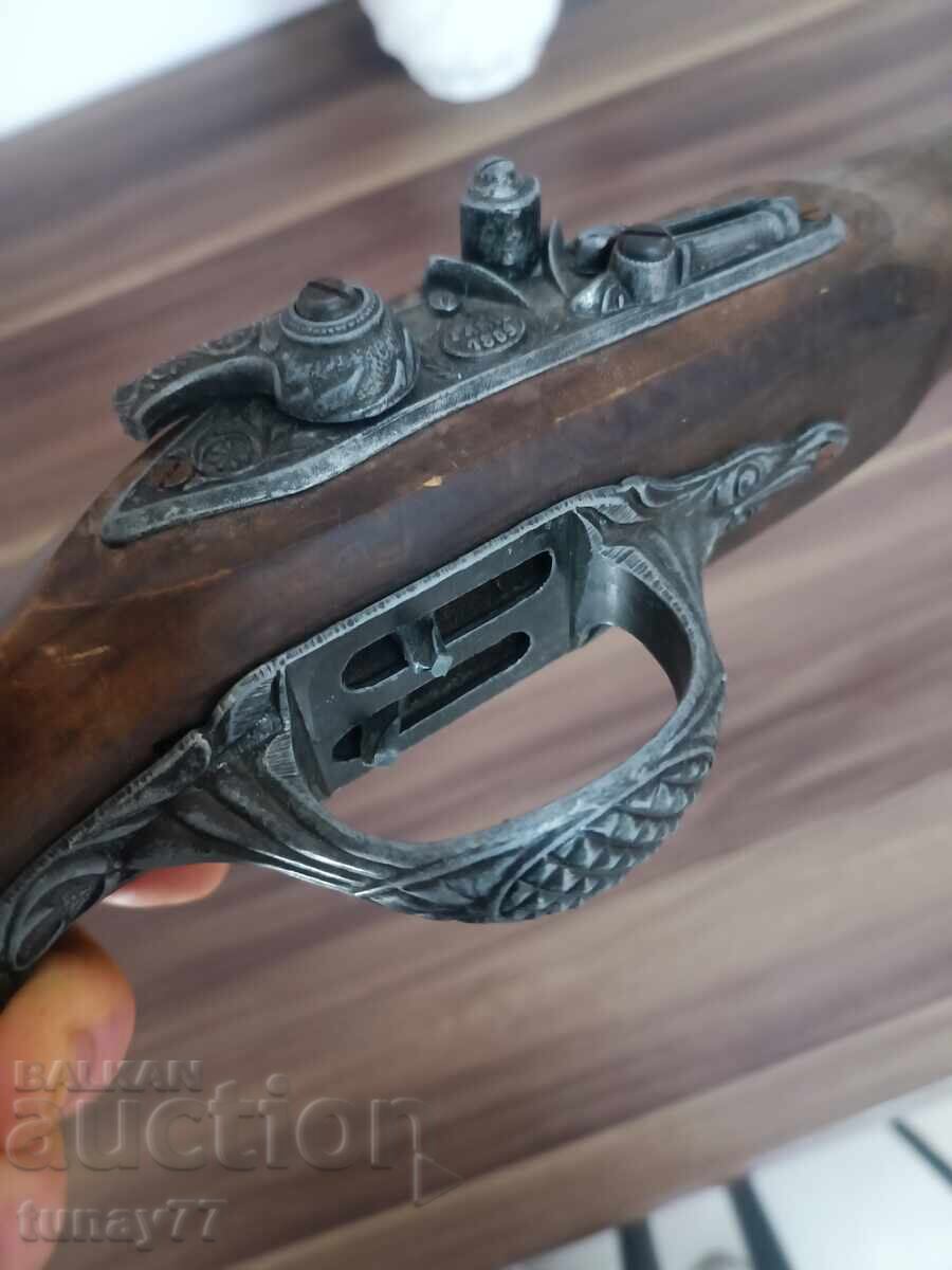 Изключително добра реплика на стар кремъчен пищов.Има - 5 Изключително добра реплика на стар кремъчен пищов.Има - 5