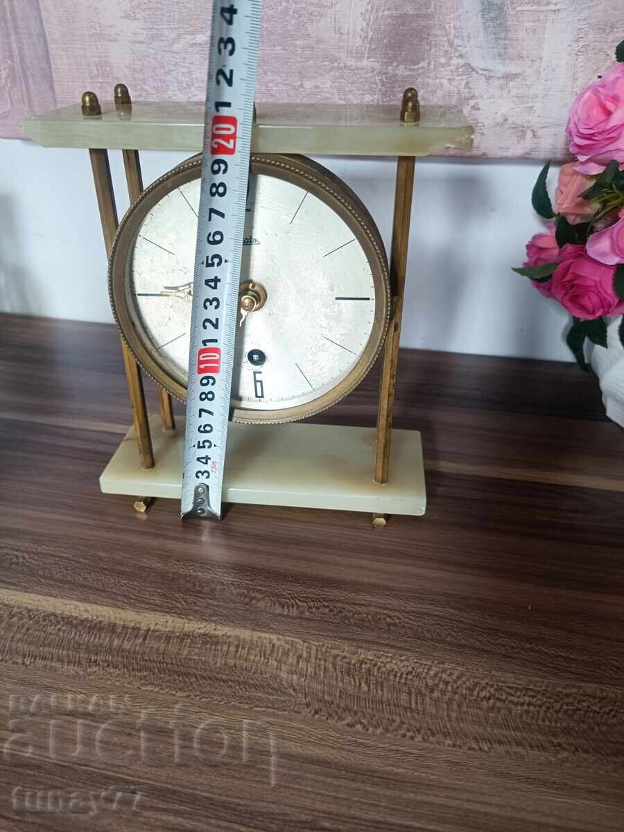 Доставка на Динтиж механичен часовник няма стъкло отпред незнам дали Доставка на Динтиж механичен часовник няма стъкло отпред незнам дали