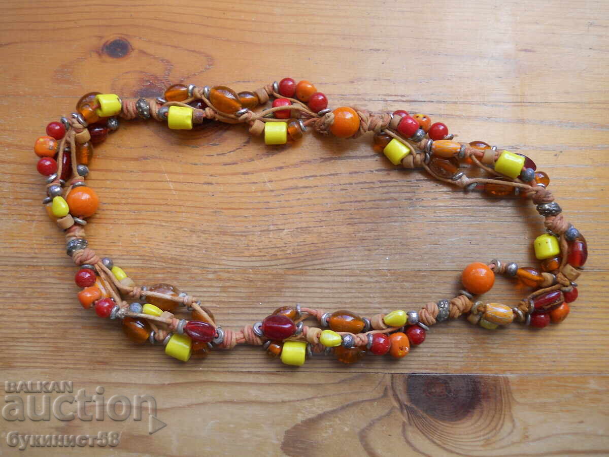 Colier interesant din mărgele diverse Colier interesant din mărgele diverse