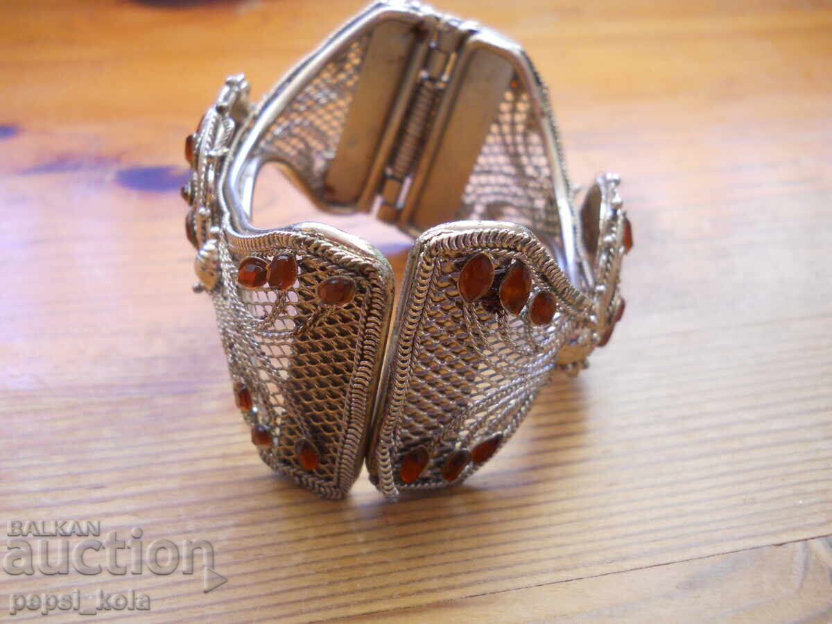 Brățară veche metalică filigranată cu preț 15.00 BGN | € 7.67 Brățară veche metalică filigranată cu preț 15.00 BGN | € 7.67