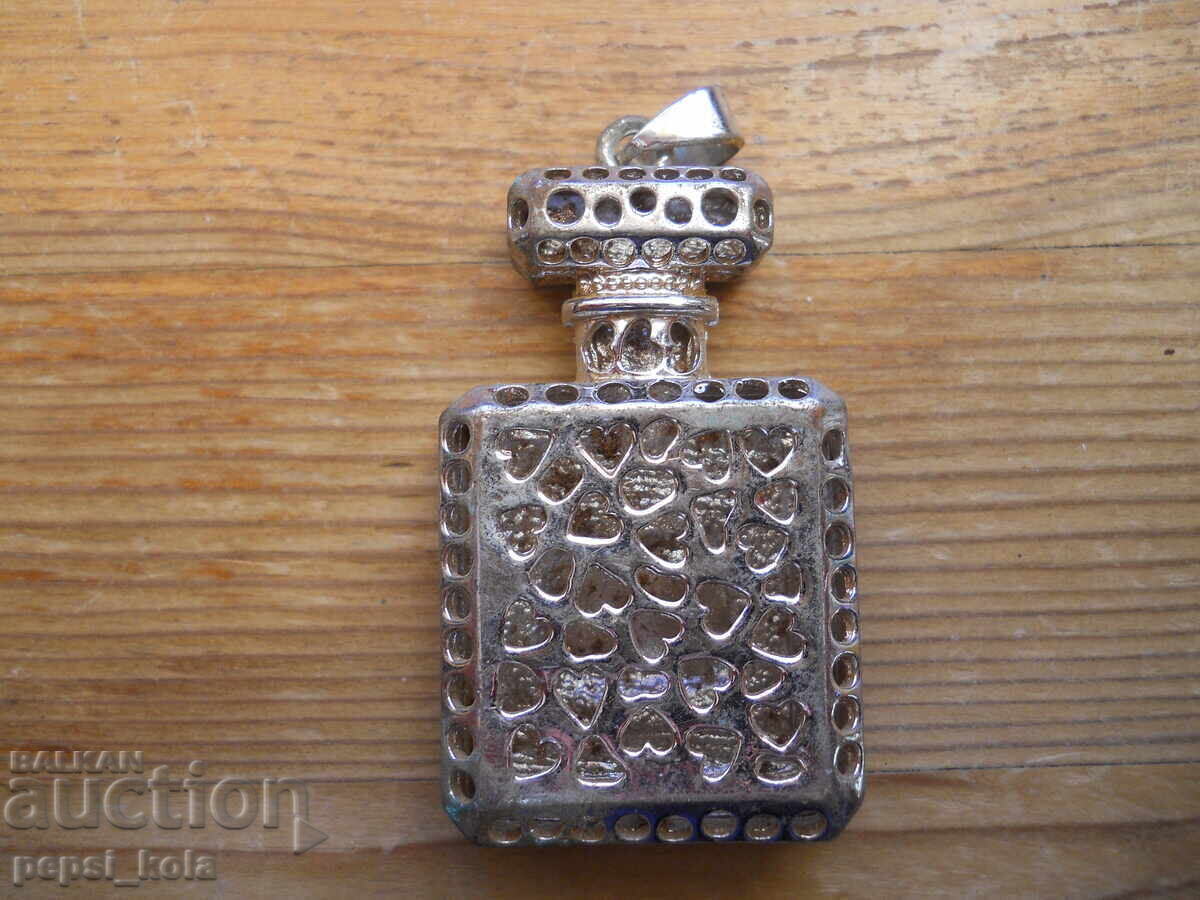 Стар медальон - флакон за парфюм - Франция с цена 10.00 лв. | € 5.11 Стар медальон - флакон за парфюм - Франция с цена 10.00 лв. | € 5.11