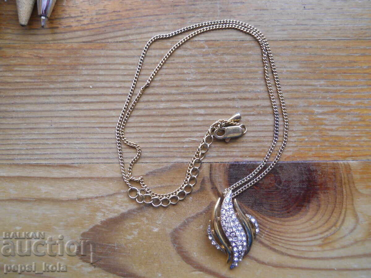 Επιχρυσωμένο κολιέ με μενταγιόν Επιχρυσωμένο κολιέ με μενταγιόν