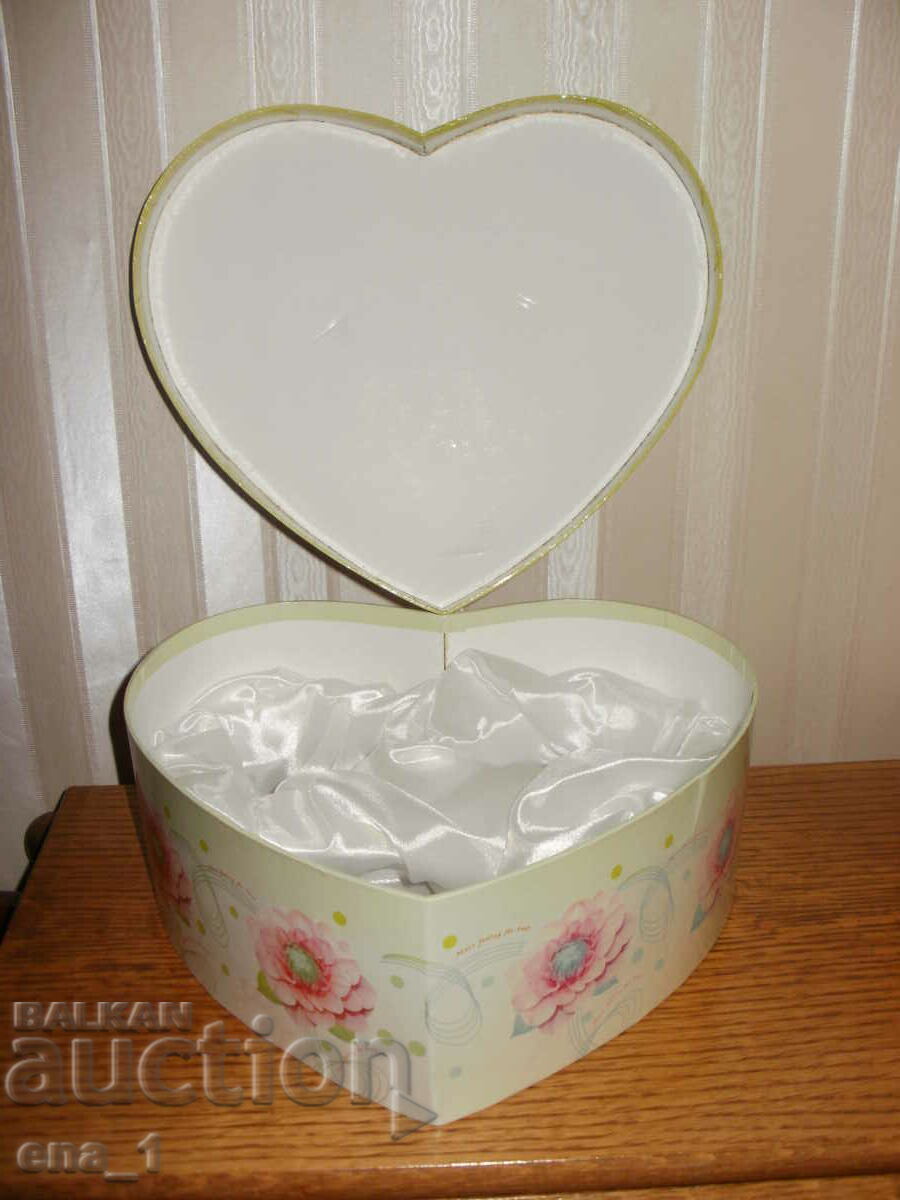 Κουτί δώρου σε σχήμα καρδιάς 25x21x9,5 cm. με τιμή 9.99 BGN | € 5.11